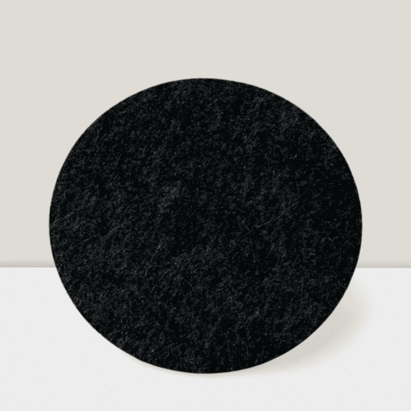 Filzuntersetzer in rund aus hochwertigem, wasseraufnahmefähigem Filzmaterial in elegantem Schwarz.
